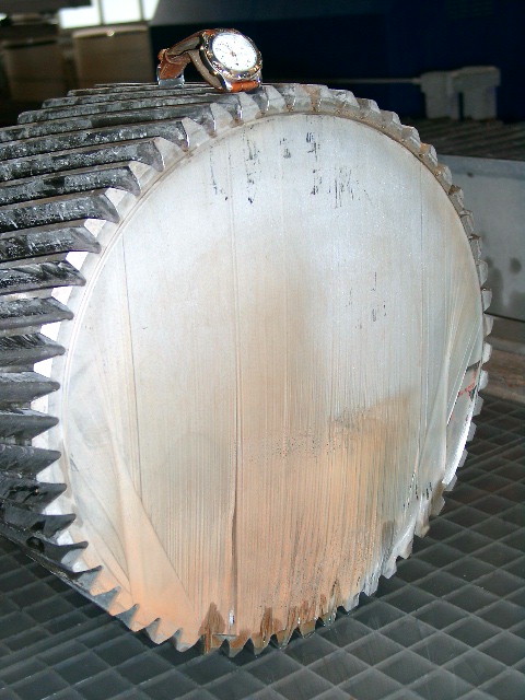 Refend d'un engrenage diam. 340 mm.